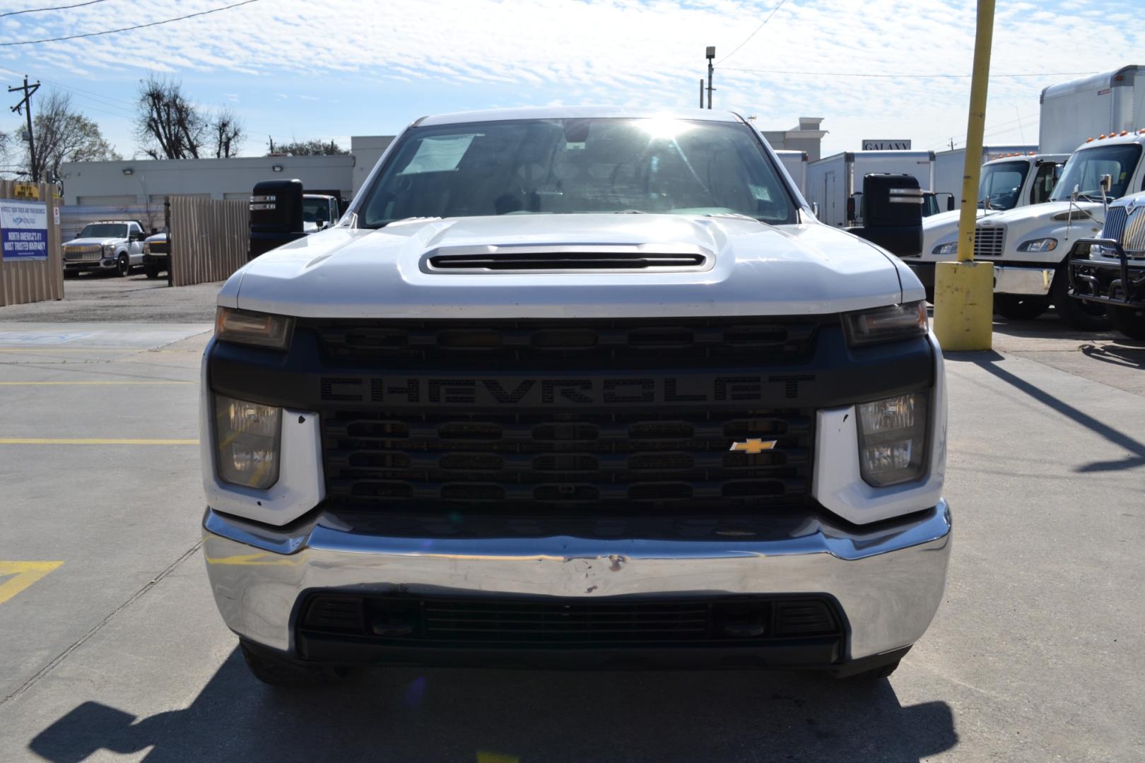 2020 WHITE /BLACK CHEVROLET 2500HD with an V8 6.6L GASOLINE engine, 6SPD AUTOMATIC transmission, located at 9172 North Fwy, Houston, TX, 77037, (713) 910-6868, 29.887470, -95.411903 - 8.5FT FLATBED, GOOSENECK HITCH, 4X4, 10,850LB GVWR , CREW CAB, WB: 158", REVERSE CAMERA, POWER WINDOWS, LOCKS & MIRRORS, TOOLBOX - Photo#1